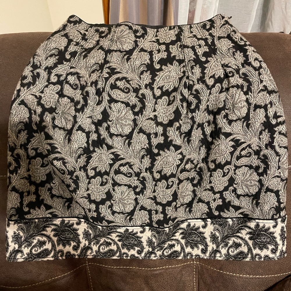 Badgley Mischka pencil shirt, black and white color combination, size 6